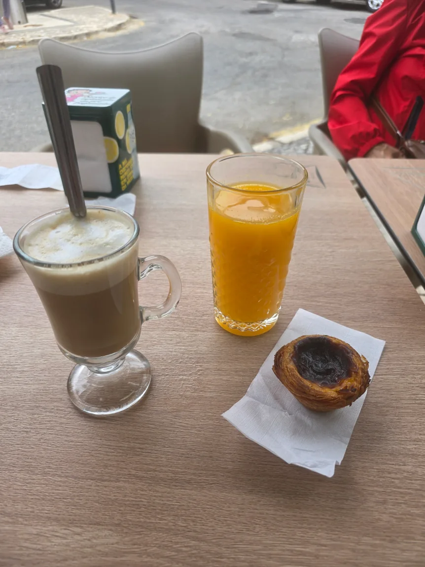 Galão, sumo de laranja e pastel de nata: momentos de café