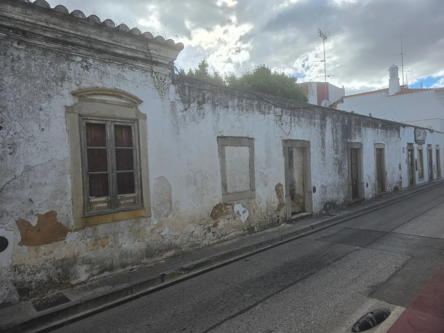 Fotografie aus Portugal – Leerstehende Häuser in Faro: Ein Bild, viele Fragen